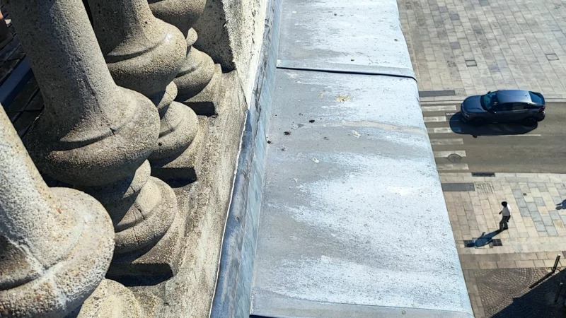 Balustrade en pierre d'un immeuble dominant le quai à Bayonne.