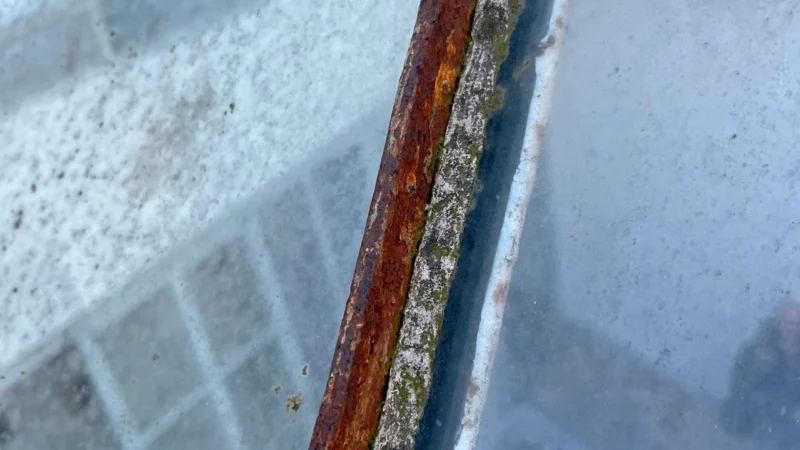 Corrosion visible sur un profilé en acier de la verrière ancienne.