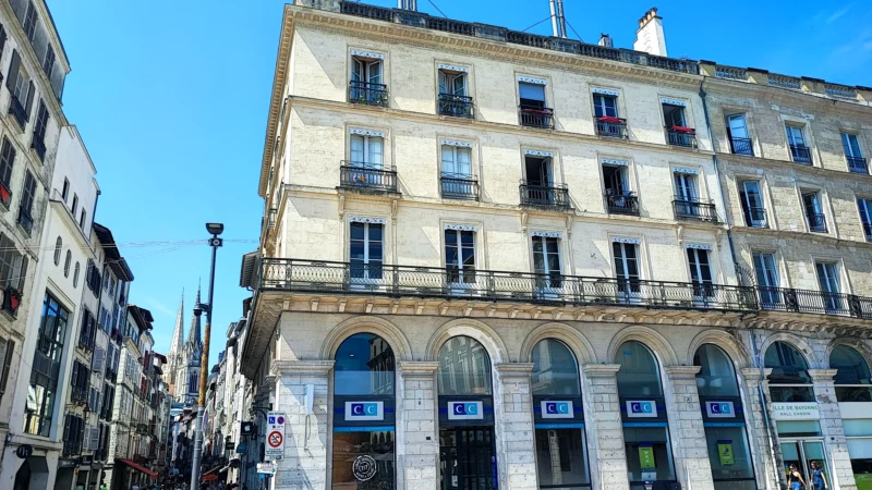 Façade d'angle d'un immeuble ancien en pierre dans le centre de Bayonne.