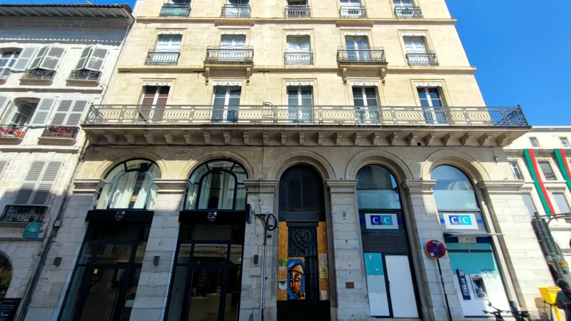 Façade principale d'un immeuble ancien en pierre situé rue Port-Neuf à Bayonne.