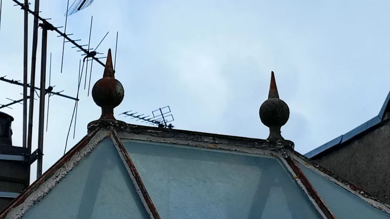Détail des ornements et des profilés métalliques au sommet de la verrière de l'immeuble Lormand.