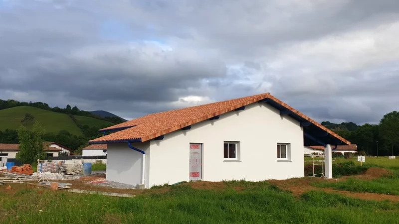 Façade pignon d’une maison neuve après application de l’enduit blanc.