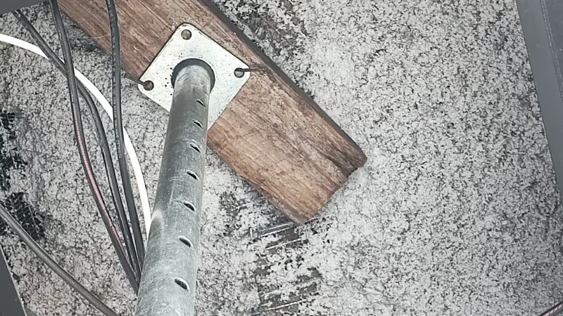 Plénum de faux plafond avec étai métallique, câbles et support en bois.