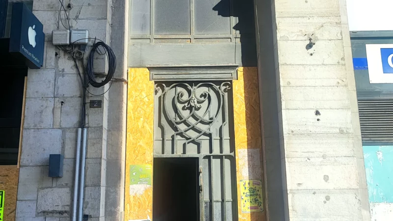 Porte d'entrée ancienne en bois et ferronnerie rue Port-Neuf à Bayonne.