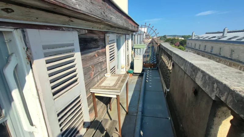 Terrasse en toiture d'un immeuble ancien de la rue Port-Neuf à Bayonne.