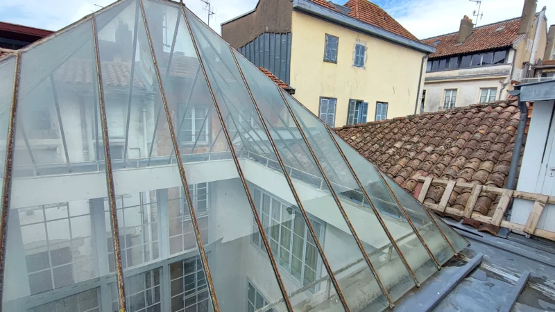 Vue extérieure de la verrière pyramidale intégrée aux toitures de l'immeuble Lormand.