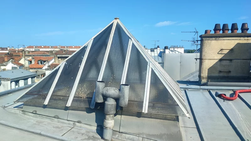 Verrière pyramidale sur la toiture d'un immeuble ancien rue Port-Neuf à Bayonne.