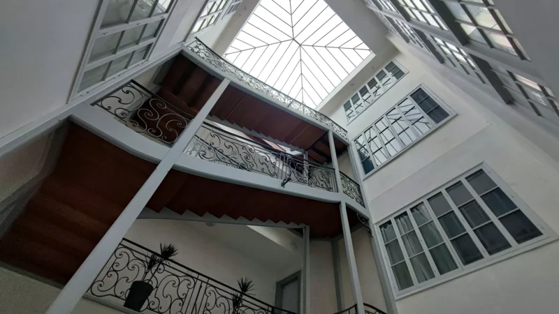 Verrière zénithale au-dessus de l'escalier central de l'immeuble Lormand.