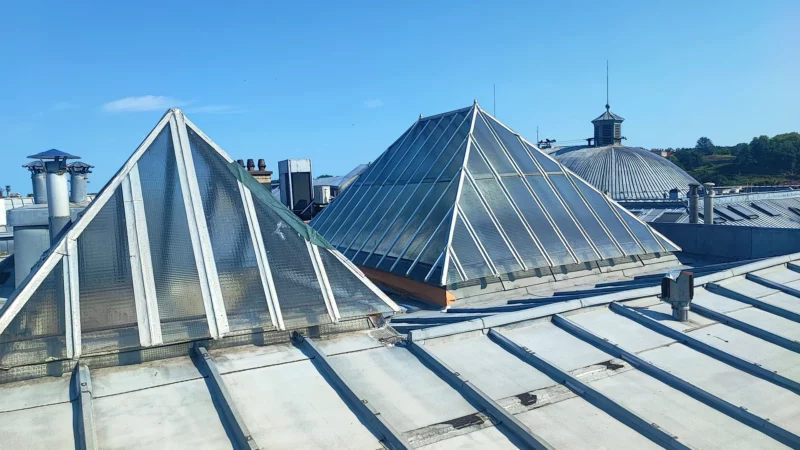 Verrières pyramidales et couverture en zinc sur les toits d'un immeuble à Bayonne.