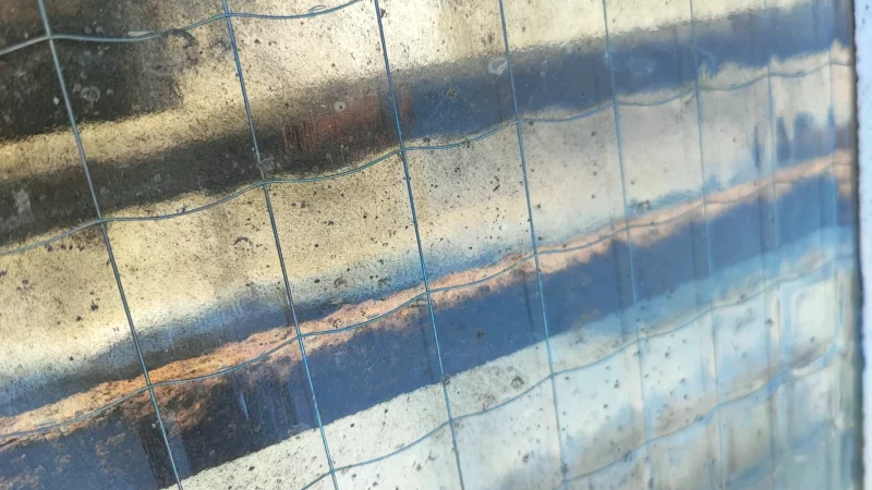 Vitrage armé d'une verrière présentant des salissures et des traces en surface.