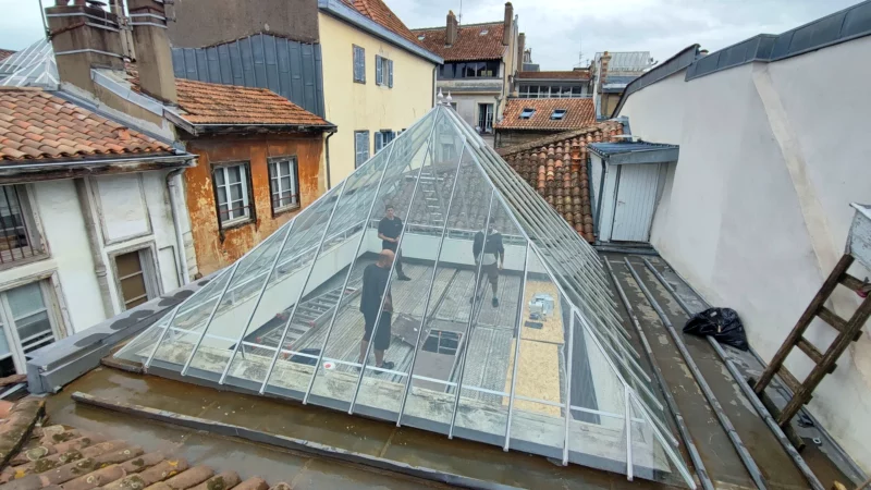 Chantier de restauration de la verrière du 7 Lormand à Bayonne