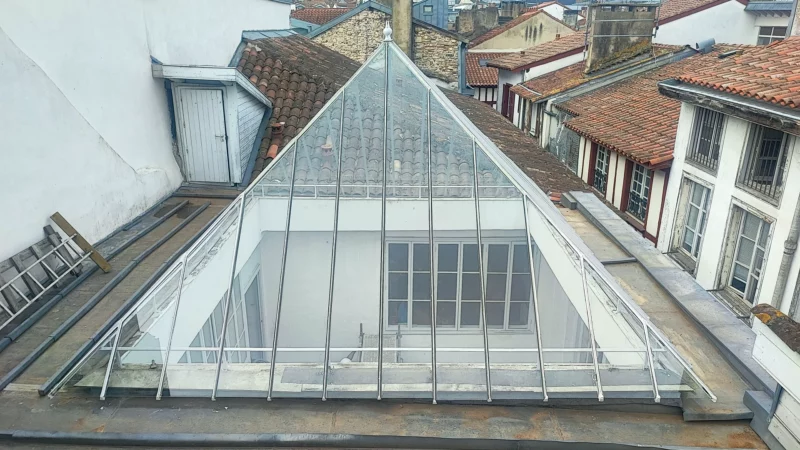 Verrière pyramidale rénovée sur la toiture du 7 Lormand à Bayonne