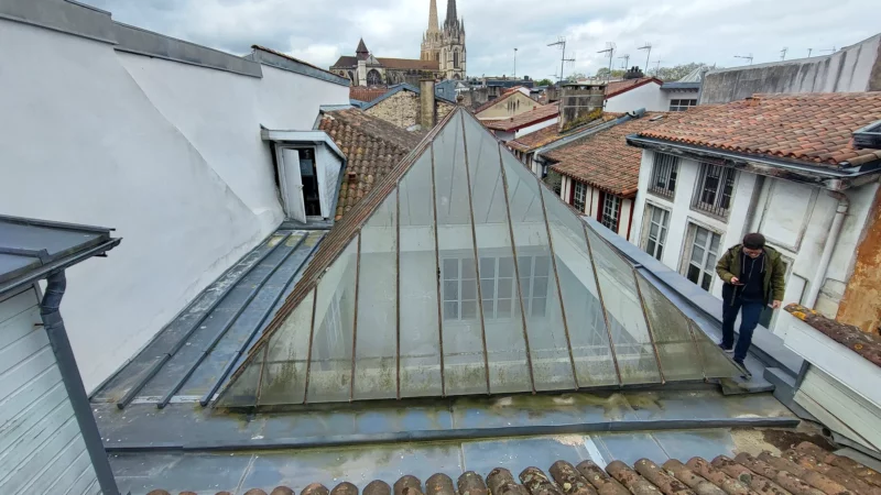 Verrière de toiture du 7 Lormand à Bayonne avec la cathédrale en arrière-plan